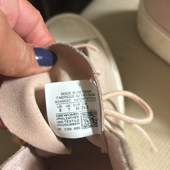 Light pink Converse size 9, women’s with platform sole. - Picture 4 of 4